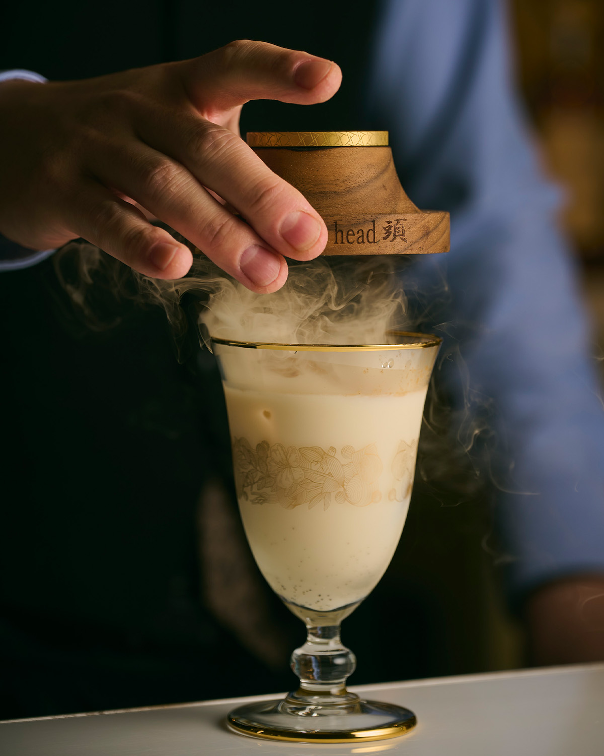 飲食店のカウンターで香りの体験を提供する様子
