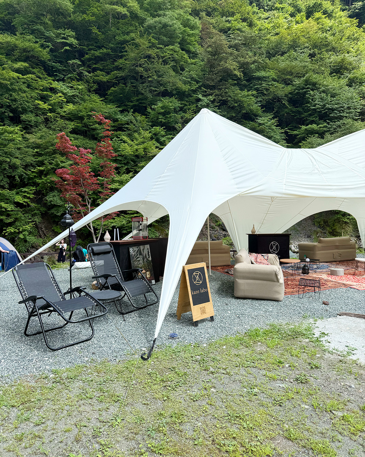 灯りと家具で構成された屋外のラウンジ空間