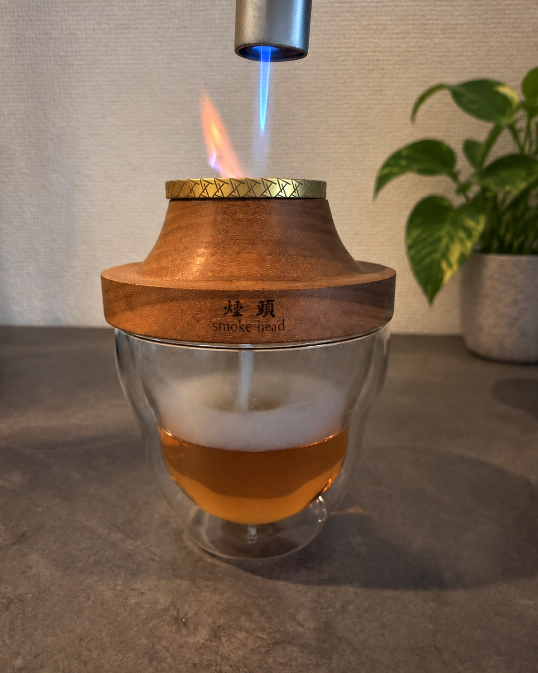 煙がゆっくりとグラスへ落ちていく様子