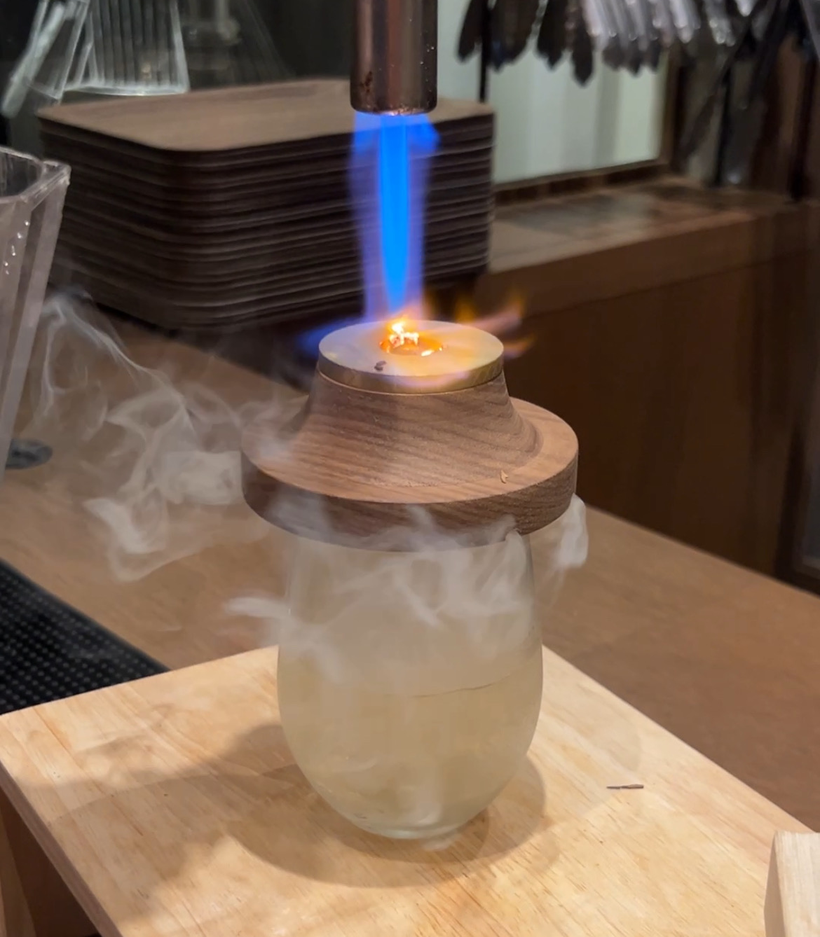 よりみち酒場ニソクノワラジで煙頭 -smoke head-を活用している様子