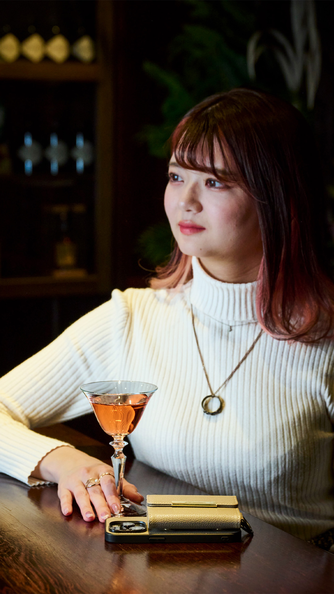 バーでSylphを身につける女性